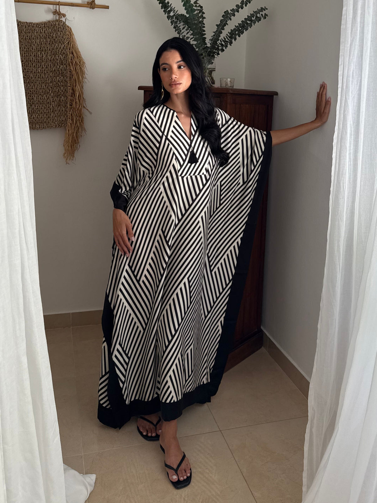 MAYA KAFTAN  - BLACK & WHITE